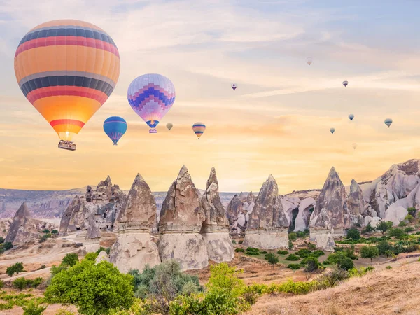 Peri baca vadisinde uçan sıcak hava balonlarının manzarası. Gorme Kapadokya hindisinde gündoğumu gökyüzünün arka planı.
