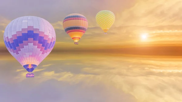Панорамный Пейзаж Полета Многоцветного Воздушного Шара Над Небом Восхода Солнца — стоковое фото