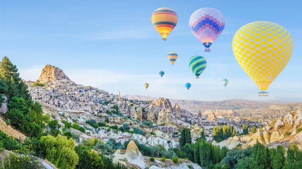 土耳其Cappadocia地区Goreme镇上空热气球全景风景与蓝天背景 — 图库照片