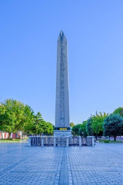 İstanbul 'daki Sultanahmet Meydanı' nda bulunan Theodosius Obelisk manzarası. İstanbul Türkiye 'de seyahat hedefi
