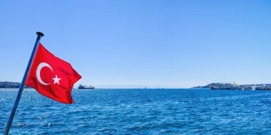Marmara denizine açılan Boğaz manzaralı Türkiye bayrağı