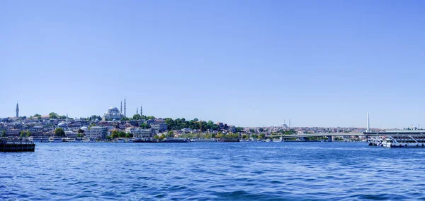 从Galata桥看伊斯坦布尔的风景 Suleymaniye清真寺和金角桥 — 图库照片