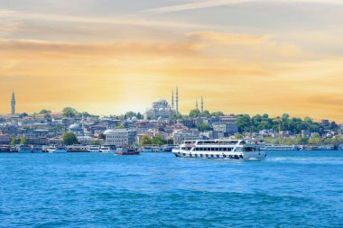 İstanbul 'un manzarası. Günbatımında İstanbul' un altın boynuzlu tekneli Süleyman Camii 'nin manzarası.