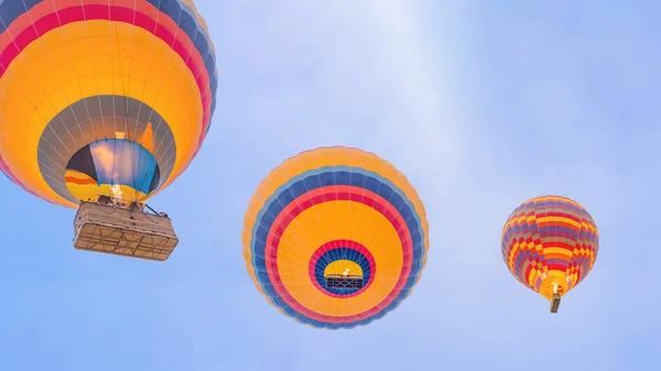 Vista Dal Basso Della Mongolfiera Multicolore Che Sale Fino Cielo — Foto Stock