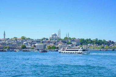 İstanbul 'un manzarası, İstanbul' da Süleyman Camii 'nin altından hindi boynuzlu tekneleriyle.