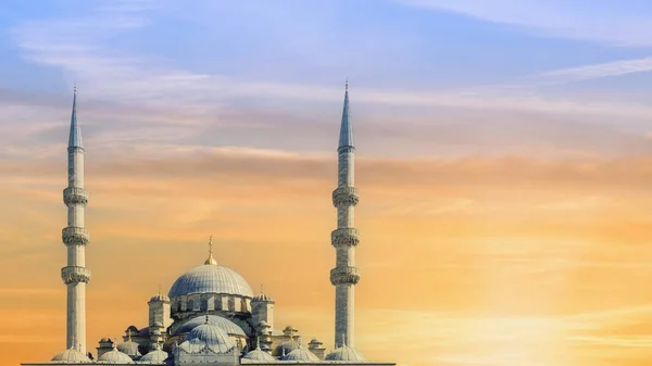 带穹顶的伊斯兰清真寺和有日出背景的两座塔楼的景观 — 图库照片