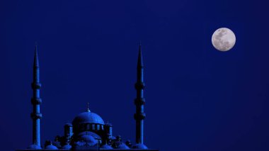Masmavi gökyüzünde ay olan gece İslami cami siluetinin İslami arka planı