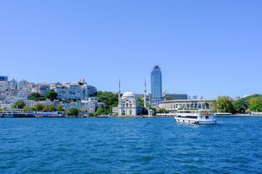 İstanbul 'daki Dolmabahe Camii ve Beikta futbol stadyumunun manzara manzarası