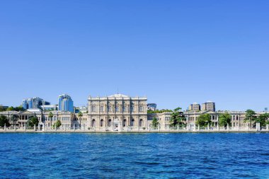 Dolmabahce Sarayı manzarası, İstanbul, Bosporus 'tan hindi kıyı manzarası.