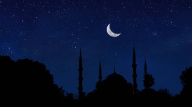 Silüet İslami camiinin arka planında bulanık yıldızlı gece ve hilal ay arkaplanı var.
