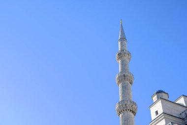 Mavi gökyüzünün arka planına sahip İslami cami kulesinin arka planı. Kutsal Ramazan 'ı kutlamak için İslami arka plan