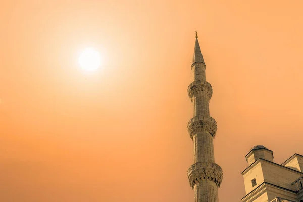 以日出天空为背景的伊斯兰清真寺塔楼轮廓的伊斯兰背景 庆祝神圣的拉马丹的伊斯兰背景 — 图库照片