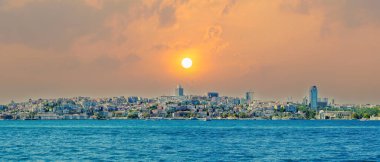 İstanbul şehir manzarasının panoramik manzarası günbatımında veya gündoğumunda boğaz boğuk hindi denizinden