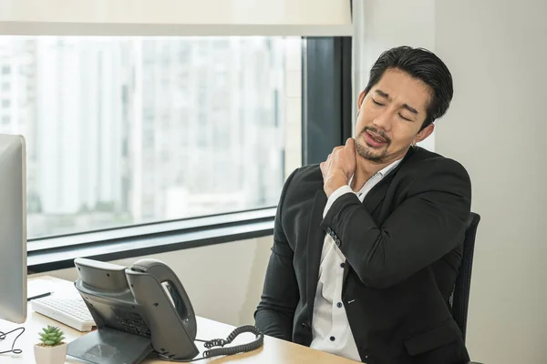 Retrato Hombre Negocios Asiático Que Tiene Síndrome Oficina Con Síntoma — Foto de Stock