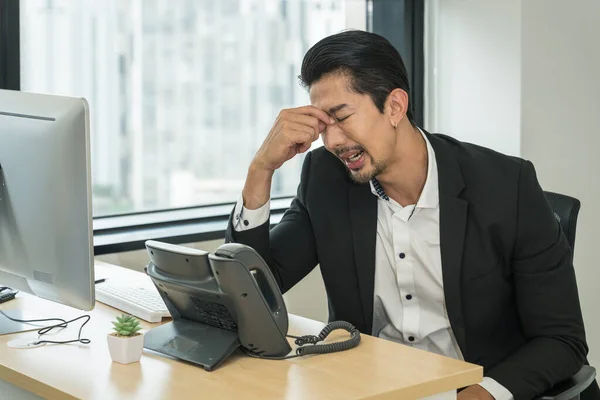 Портрет Азиатского Бизнесмена Имеющего Офисный Синдром Симптомом Стресса Головной Боли — стоковое фото