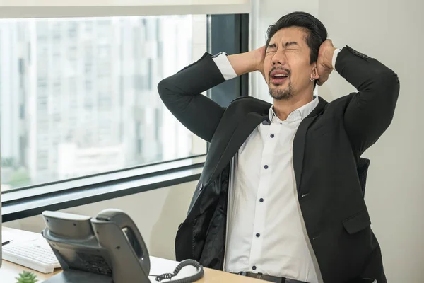 Портрет Азиатского Бизнесмена Имеющего Офисный Синдром Симптомом Стресса Головной Боли — стоковое фото