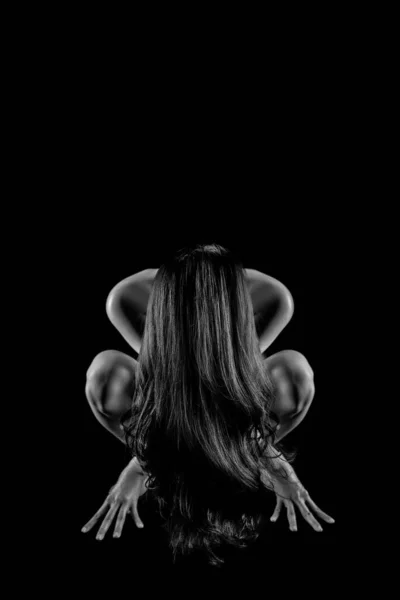 Хэллоуин Черно Белый Фон Страшной Женщины Сидящей Корточках Длинными Волосами — стоковое фото