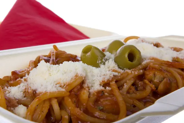 Spaghetti Bolognese met Parmezaanse kaas en olijven — Stockfoto