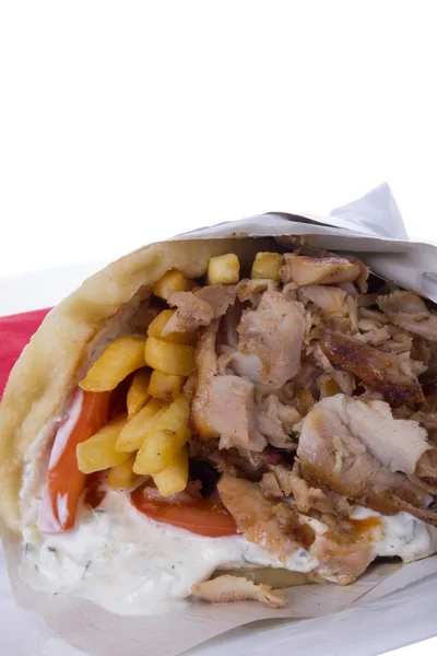 Overschrijvingen met varkensvlees tzatziki en Franse frietjes — Stockfoto