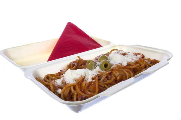 Spaghetti bolognese met olijven en parmezaanschilfers — Stockfoto