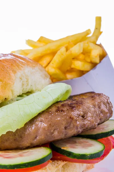 Hamburger in broodje met frietjes — Stockfoto