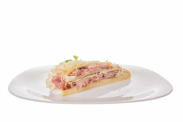 Porzione di pancake con formaggio e prosciutto su un piatto — Foto Stock