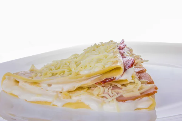 Αλμυρά τηγανίτα με αποξηραμένο κρέας και τυρί — Stockfoto
