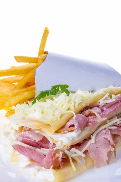 Geräucherter Schinken und geriebener Käse in Pfannkuchen mit Pommes frites — Stockfoto