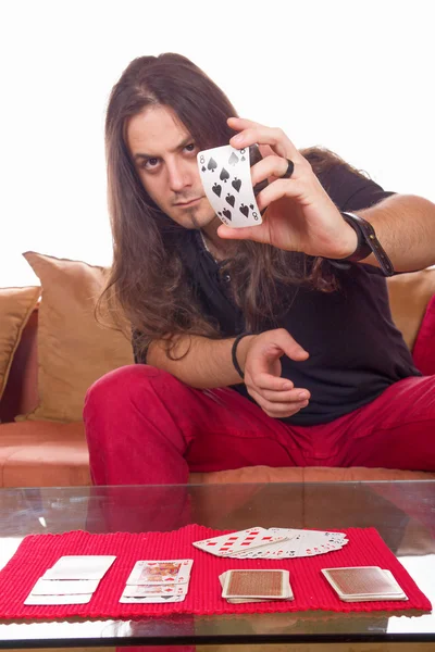 Homem com um baralho de cartas na mesa — Fotografia de Stock