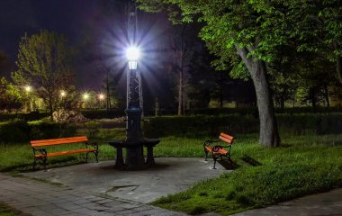 karanlık bir parkta bankta