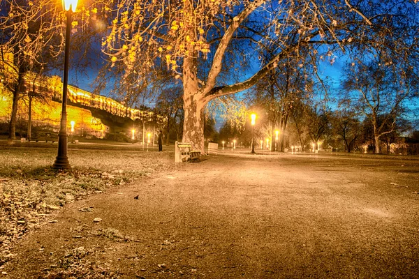 Grande parque perto do forte velho à noite — Fotografia de Stock