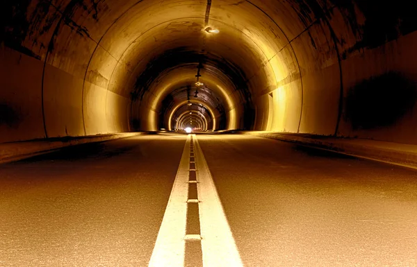 Dlouhý tunel v noci — Stock fotografie