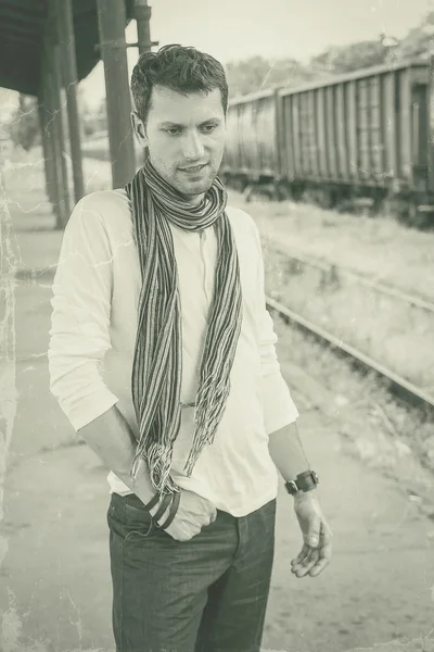 Modelo masculino posando en la estación de tren — Foto de Stock