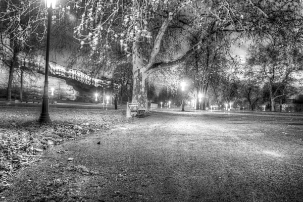 在晚上古堡附近的公园 — 图库照片