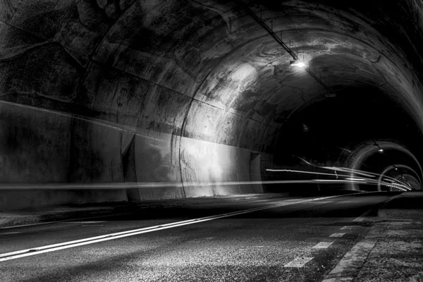 Tunnel at night met sporen van licht — Stockfoto