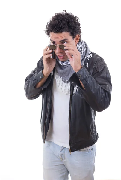 Iyi görünümlü bir adam telefonla konuşurken deri ceket — Stok fotoğraf