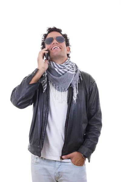 Человек в кожаной куртке разговаривает по телефону — стоковое фото