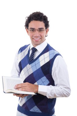 açık bir kitap tutan kazaklı adam