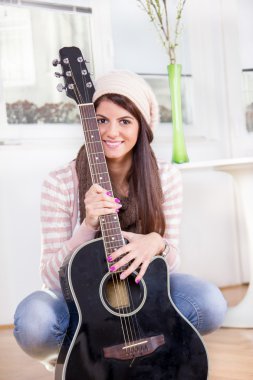 sevimli genç kız gitar tutuyor