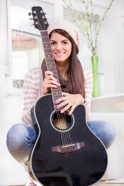 Kedves fiatal lány, tartja a gitár — Stock Fotó