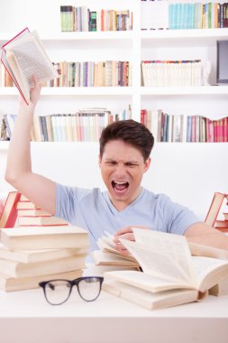 öfkeli öğrenci kitap tarafından çevrili bir kitap atar