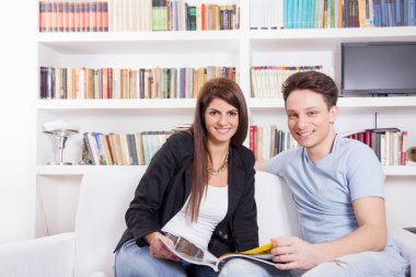 Çift evde kanepede oturan