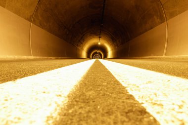 garip ışıklar ve boşluk ile tünel