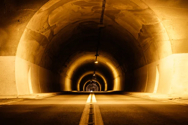 Ondergrondse tunnel — Stockfoto