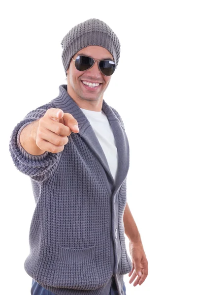 Pohledný muž v ukazující prstem na sobě svetr svetr — Stock fotografie
