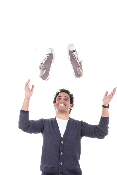 Hombre con zapatillas sonriendo acerca de descuento de ventas — Foto de Stock