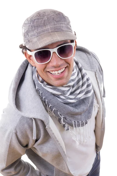 Seksowny mężczyzna uśmiechający się w bluzę z okulary sobie czapkę i s — Zdjęcie stockowe