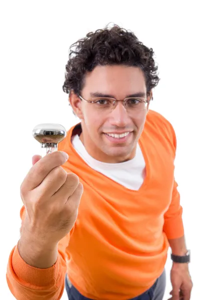 Умный человек в очках держит лампочку с идеей — стоковое фото
