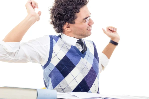 Uomo stanco con dolore al collo in pullover lettura libro — Foto Stock