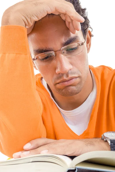 Junger Mann mit Brille im Pullover liest Buch — Stockfoto